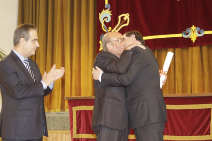 José Antolín se abraza a Juan Vicente Herrera tras recoger la Medalla de Oro al Mérito en el Trabajo, otorgada por el Gobierno en 2010. © EL CORREO DE BURGOS