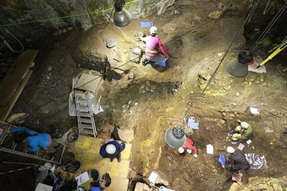 Excavación de la última campaña en el yacimiento de Portalón donde se analizan restos de la época más moderna de Atapuerca.-RAÚL G. OCHOA