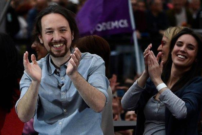 La líder de Podemos, Pablo Iglesias  y la diputada Irene Montero, asisten a una concentración previa a la campaña antes de las elecciones generales del 28 de abril.-PIERRE-PHILIPPE MARCOU / AFP