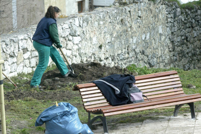 Una trabajadora realiza labores de jardinería. ECB