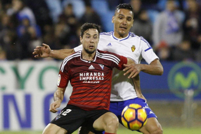 Pedro Martín protege el balón ante la presión del central zaragocista Cabrera.-LFP