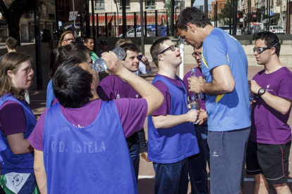 Pedro Sánchez compartió la cancha de baloncesto de San Agustín con miembros de Síndrome de Down Burgos, tal como le prometió a Andrés.-SANTI OTERO