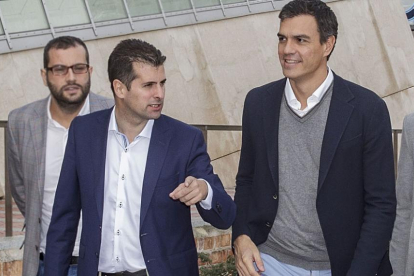 Luis Tudanca ha abanderado, como causa personal, la investigación sobre el HUBU. En esta imagen, del pasado domingo, junto a Pedro Sánchez.-RAÚL G. OCHOA
