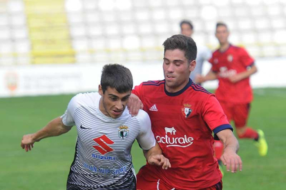 Sergio  forcejea por un balón con un jugador de Osasuna B.-Israel L. Murillo