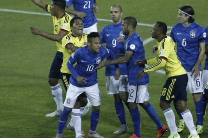 Carlos Bacca, segundo por la izquierda, empuja a Neymar, al final del partido entre Colombia y Brasil.-Foto: AP / SILVIA IZQUIERDO
