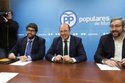El presidente de Murcia, Pedro Antonio Sánchez, acompañado por el portavoz del grupo parlamentario popular en la Asamblea de Regional de Murcia, Víctor Martínez y el secretario de organización del partido en Murcia, Fernado López Miras.-EFE / MARCIAL GUILLÉN