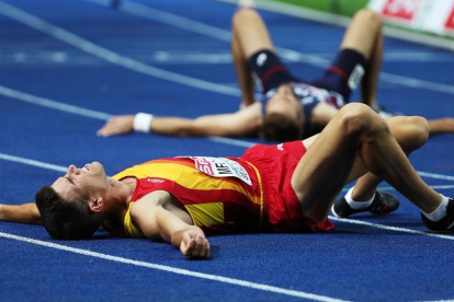 Adel Mechaal descansa, agotado, del esfuerzo del 10.000. /-EFE / SRDJAN SUKI