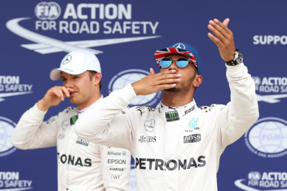 Hamilton y Rosberg saludan a los aficionados tras las calificaciones en Silverstone.-REUTERS