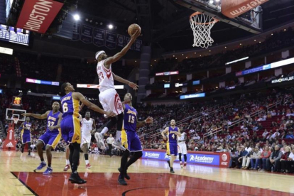 Corey Brewer se dispone a encestar ante los Lakers.-AP / GEORGE BRIDGES