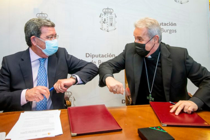 El presidente de la Diputación, César Rico, y el arzobispo de Burgos, Mario Iceta, durante la firma del Convenio de las Goteras. SANTI OTERO
