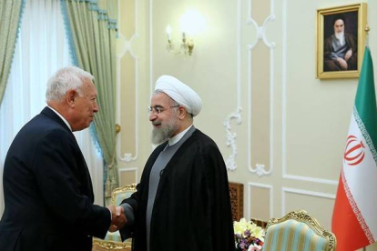 García-Margallo saluda al presidente iraní, Hassan Rohaní, ayer, en Teherán.-Foto: AFP