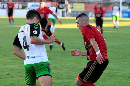 Yanis encara a un rival.-JOSÉ ESTEBAN EGURROLA