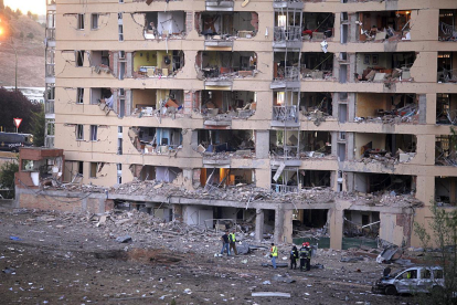 Estado en el que quedó la Casa Cuartel de la Guardia Civil tras la explosión el 29 de julio de 2009.-Israel L. Murillo