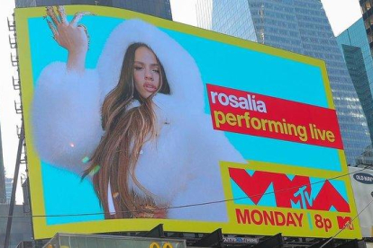 Rosalía, en los carteles de Times Square anunciando su actuación en los MTV.-GTRES