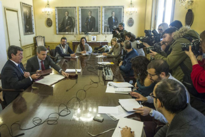 Rico y Barbero firmaron ayer el convenio con el que renuevan su colaboración par impulsar la formación.-I. L.M.