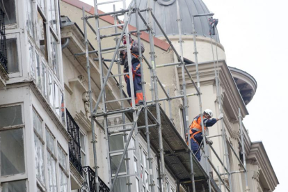 Imagen de dos obreros en una obra en la capital.-SERGIO ISAR