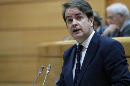 Roberto Bermúdez de Castro informa en el Senado del primer mes de aplicación del 155, el pasado 4 de diciembre.-/ ZIPI / EFE