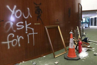 Destrozos causados en el interior del Parlamento de Hong Kong.-JOHNSON LAI (AP)
