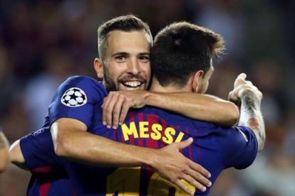 Jordi Alba es felicitado por Messi después de que le diera una asistencia de gol.-EFE / TONI ALBIR