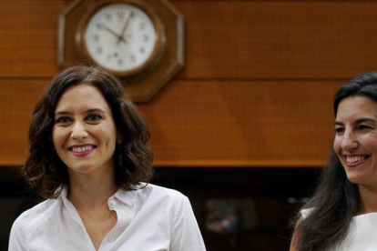 La presidenta de la Comunidad de Madrid, Isabel Díaz Ayuso, y la portavoz de Vox en la Asamblea de Madrid, Rocío Monasterio-JOSE LUIS ROCA