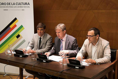 El alcalde Javier Lacalle junto al concejal Fernando Gómez y Oscar González en la presentación en Madrid.-ECB