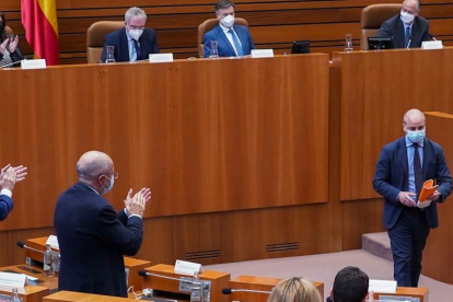 Castaño se retira de la tribuna de oradores aplaudido por Mañueco e Igea. ICAL