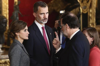Los Reyes conversan con el presidente del Gobierno, acompañado de su mujer Elvira Fernández.-EFE