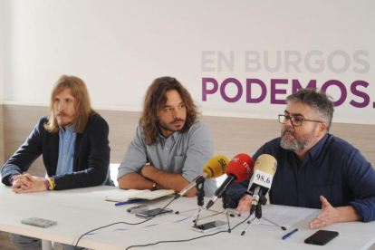 PabloFernández, Miguel Vila e Ignacio Lacámara, ayer en la sede de Podemos.-ISRAEL L. MURILLO