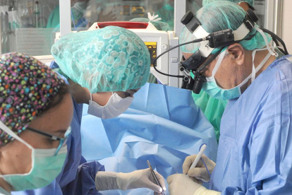 Imagen de una intervención quirúrgica en el HUBU.-ISRAEL L. MURILLO