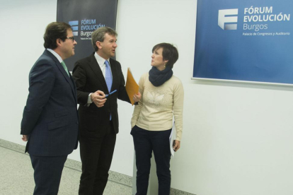 El concejal de Hacienda, Salvador Foronda, el alcalde de Burgos, Javier Lacalle, y la gerente del Fórum Evolución, Estefanía Montes, en el Fórum.-ICAL
