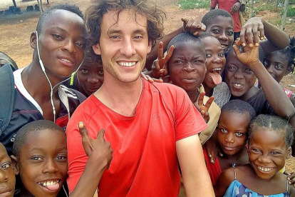 Niños Baka en Camerún, siempre recibiendo con sonrisas al viajero. E. M.
