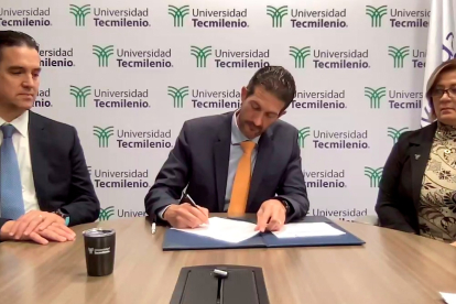 Responsables de la universidad mexicana firman el documento de colaboración. ECB