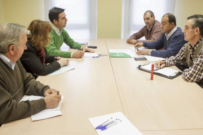 Un momento de la reunión mantenida por miembros de Asaja con representantes populares, ayer en la capital-S. O.