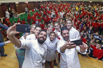 El promotor del premio y fundador delGrupo Educachef, Antonio Merino, y el Top Chef Carlos Medina se hicieron ‘selfies’ con los jóvenes ganadores y los compañeros que les arroparon.-RAÚL G. OCHOA