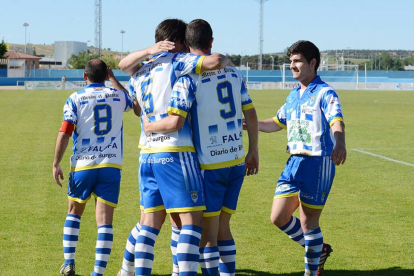 Varios jugadores de la Arandina celebran uno de los goles que lograron ante el Becerril.-ALBERTO CALVO
