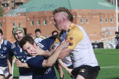 Ashcroft-Leigh se sacude la presión de un rival.-RAÚL OCHOA