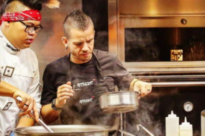 David Muñoz y uno de sus ayudantes, en el restaurante StreetXo de Londres.-STREETXO LONDON / INSTAGRAM