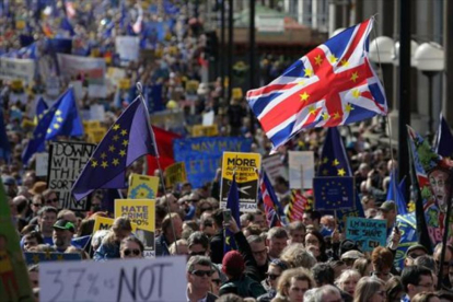 Banderas de Europa y pancartas contra el 'brexit', en una manifestación europeísta en Londres.-AFP