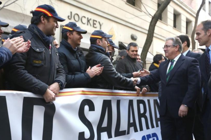 El Ministro de Interior, Juan Ignacio Zoido, ha firmado esta mañana la equiparación salarial con los sindicatos policiales y asociaciones de la Guardia Civil.-DAVID CASTRO