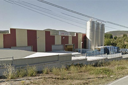 Imagen de la embotelladora de agua en Folgoso de la Rivera.-E. M.