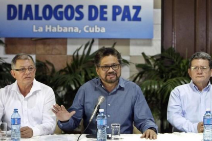 Iván Márquez (centro), líder de los delegados de las FARC, lee un comunicado en La Habana (Cuba), el 8 de febrero. /-EFE / ERNESTO MASTRASCUSA