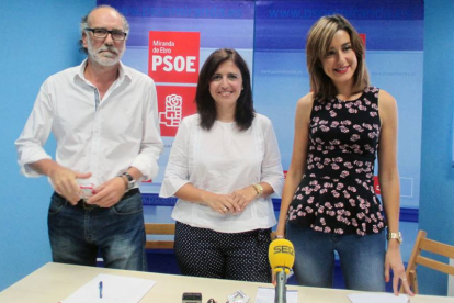 Esther Peña (en el centro) acompañada de la alcaldesa, Aitana Hernando y el secretario comarcal, Miguel Ángel Adrián.-E.M.