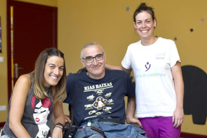 Jimena Pérez, Óscar Pérez y Elena Sanz, en las instalaciones Aspaym en Villagonzalo de Arenas.-ISRAEL L. MURILLO