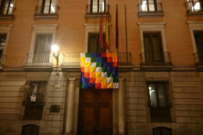 La bandera indígena que exhibe la Junta Municipal de Centro del Ayuntamiento de Madrid.-TWITTER