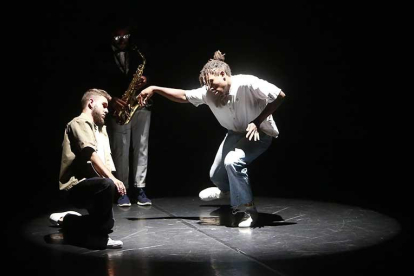 GetLive, de la compañía española Get Bak, a concurso en Danza Urbana, abrió la competición anoche.-Raúl Ochoa