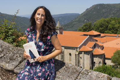 La autora viguesa María Oruña junto al monasterio de Santo Estevo, en el corazón de la Ribeira Sacra orensana. RICARDO PÉREZ