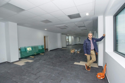 Jorge Arias el año pasado durante las obras de acondicionamiento de las nuevas oficinas de Monte de la Abadesa en 2019.