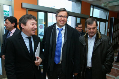 El presidente de la Diputación de León, Emilio Orejas, junto al alcalde de Ponferrada, Samuel Folgueral, y el diputado provincial, Jose Antonio Velasco-Ical