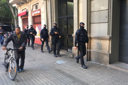 Agentes de los Mossos en Viladomat 40 de Barcelona, donde se ha practicado un registro.-GUILEM SÁNCHEZ