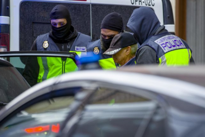 El jubilado de Miranda de Ebro es conducido por la Policía al interior de un coche policial. ICAL